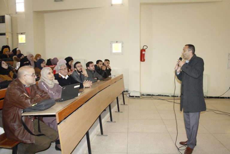 تواصل فعاليات اليوم التحسيسي حول القرار  1275 “شهادة جامعية_ براءة اختراع” بجامعة الجيلالي بونعامة مع طلبة كلية العلوم الاجتماعية والإنسانية